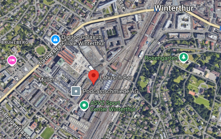 Hier findest du den Weg zur Labuesch Bar – deiner Eventlocation im Industrie-Style in Winterthur. Versteckt im Herzen des Lagerplatz-Areals bietet die Labüsch Bar ein einzigartiges Ambiente in einer alten Industriehalle mit Eisenkunst-Galerie, aussergewöhnlichen Kunstwerken, Live Performances und Signature Cocktails mit selbstgemachten Sirups. Ob Geburtstagsfeier, Hochzeit, Firmenevent oder ein kreativer Kulturabend – hier entsteht Magie.  Adresse: Zur Kesselschmiede 27, 8400 Winterthur. Klicke auf die Karte unten, um deine Route zu uns zu planen!