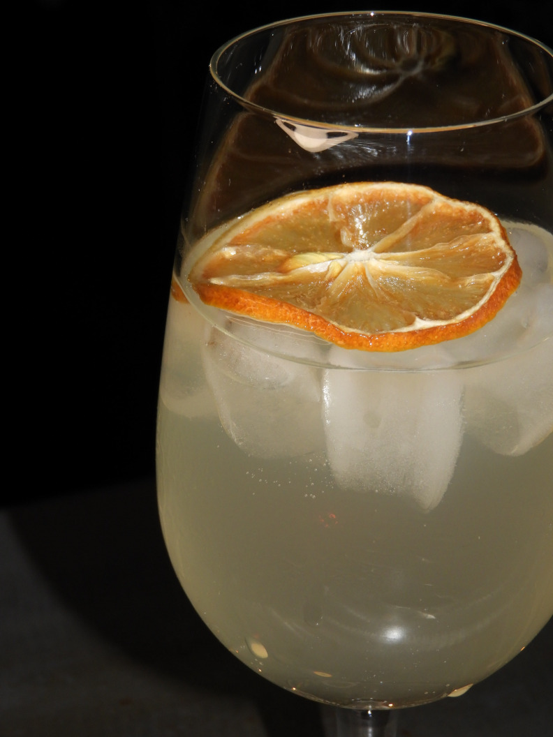 Der Fizzy Peach Bliss Cocktail ist der ideale Mix für heisse Sommertage. Er kombiniert den fruchtigen Geschmack von Pfirsichpüree mit einem erfrischend prickelnden Soda und hochwertigem Absolut Vodka. Ein Spritzer frischer Zitronensaft rundet den Cocktail ab und sorgt für das perfekte Geschmackserlebnis. Dieser spritzige Cocktail ist nicht nur erfrischend, sondern auch ein Genuss für alle, die fruchtige Cocktails lieben. Perfekt für den Sommer, wird der Fizzy Peach Bliss Cocktail in der Labüsch Bar Winterthur mit handgemachten Zutaten zubereitet. Ob für unvergessliche Momente oder einfach zum Entspannen, dieser Sommer Cocktail ist ein Muss. Handgemachte Cocktails Winterthur bieten eine einzigartige Geschmackserfahrung, die man sich nicht entgehen lassen sollte.