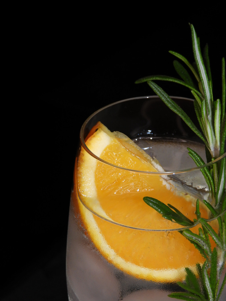 Der Swiss Alps Cocktail ist ein erfrischender Signature Drink, der mit hausgemachtem Rigi-Likör, frischem Rosmarin und Zitrone perfekt kombiniert wird. Inspiriert von den majestätischen Schweizer Alpen, bringt dieser Cocktail das natürliche Flair der Schweiz direkt in die Glas. Serviert in der Labüsch Bar Winterthur, ist dieser Drink ideal für Liebhaber von exotischen Cocktails mit Schweizer Zutaten und einem einzigartigen, aromatischen Geschmack. Der Swiss Alps Drink besticht nicht nur durch seinen frischen Rosmarin und die spritzige Zitrone, sondern auch durch die authentische, handgemachte Zubereitung, die ihn zu einem unvergesslichen Erlebnis macht. Geniessen Sie diesen Alpen Cocktail und entdecken Sie die Vielfalt der traditionellen Schweizer Cocktails in der Labüsch Bar Winterthur. Der perfekte Mix aus Swiss Cocktails, frischen Zutaten und lokalem Flair.