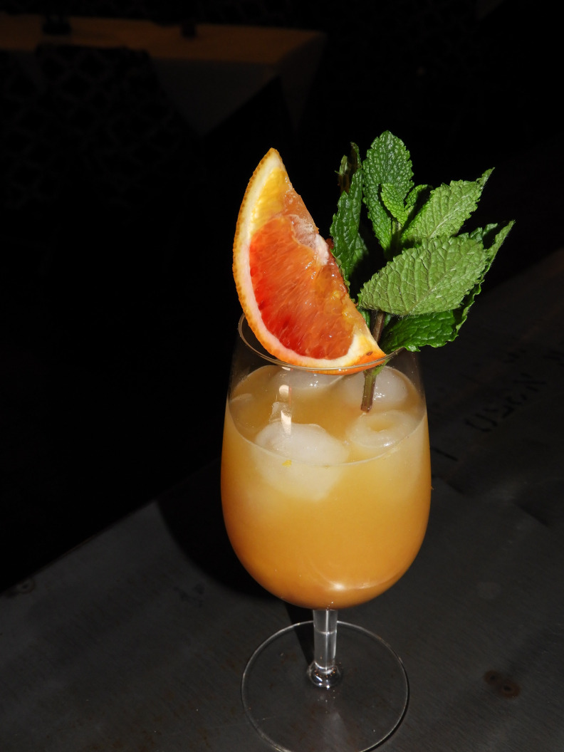 Der Bloody Mango Explosion Cocktail ist eine ideale Mischung aus den intensiven Aromen von Blutorangenlikör und frischem Mangosaft, abgerundet mit sprudelndem Prosecco. Diese explosive Kombination aus süssen, fruchtigen Noten und der prickelnden Leichtigkeit des Prosecco sorgt für ein unverwechselbares Geschmackserlebnis. Geniessen Sie diesen erfrischenden Cocktail in der einzigartigen Atmosphäre der Labuesch Bar Winterthur. Perfekt für Liebhaber von fruchtigen Cocktails, ist der Bloody Mango Explosion Cocktail ein Highlight unter den sommerlichen Cocktails Winterthur. Mit handgemachten Zutaten und frischer Zubereitung wird dieser Mango Cocktail Winterthur garantiert zu Ihrem neuen Lieblingsdrink. Lassen Sie sich von diesem Blutorangen Cocktail begeistern und erleben Sie unvergessliche Momente mit einem Prosecco Cocktail, der perfekt für heiße Sommertage und gesellige Abende in Winterthur ist.
