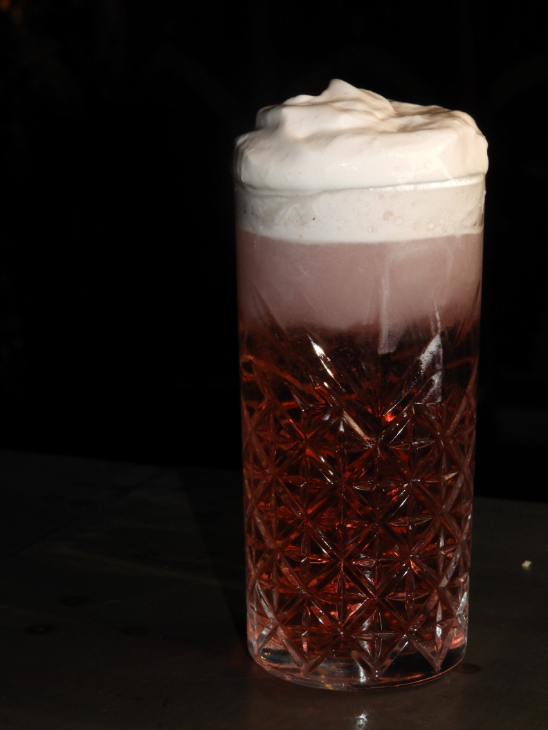 Der Spicy Devil Cocktail ist ein feuriger Signature Cocktail, der die perfekte Kombination aus Tequila, hausgemachtem Chili-Hibiskus-Sirup und frischer Limette bietet. Dieser einzigartige Cocktail sorgt für ein intensives Geschmackserlebnis, das sich durch seine Schärfe und Exotik auszeichnet. Exclusiv in der Labuesch Bar Winterthur serviert, ist der Spicy Devil perfekt für alle, die scharfe Cocktails mit einem besonderen Twist lieben. Mit seinem würzigen, kreativen und unvergesslichen Charakter wird er schnell zu einem Favoriten für alle Cocktail-Liebhaber. Ob als Tequila Cocktail oder Chili Tequila Drink – dieser Cocktail vereint die Schärfe von Chili und die floralen Noten des Hibiskus zu einem einzigartigen Erlebnis. Lassen Sie sich von unserem Signature Cocktail Spicy Devil verführen und geniessen Sie die feurige Mischung aus Tequila, Chili Hibiskus und Limette in der Labuesch Bar Winterthur.