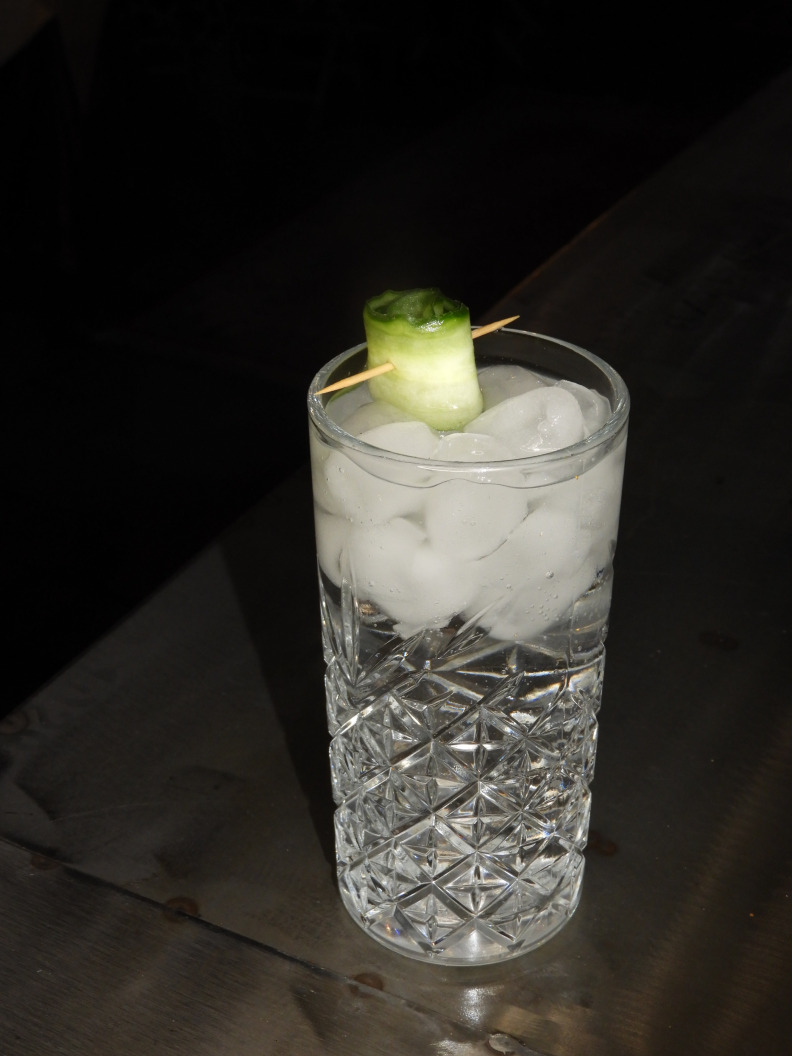 Der Hendricks Gin Cocktail trifft auf einen selbstgemachten Gurken-Eukalyptussirup und wird mit frischem Zitronensaft und spritzigem Soda zu einem erfrischenden und einzigartigen Industrial Pearl Drink. Diese innovative Mischung aus frischen und aromatischen Zutaten bietet ein unverwechselbares Geschmackserlebnis, das vor allem Liebhaber von handgefertigten Zutaten und aussergewöhnlichen Cocktails begeistern wird. Der Industrial Pearl Cocktail ist der ideale Drink für alle, die innovative Cocktails in Winterthur suchen, und eine neue Dimension der Aromen erleben möchten.