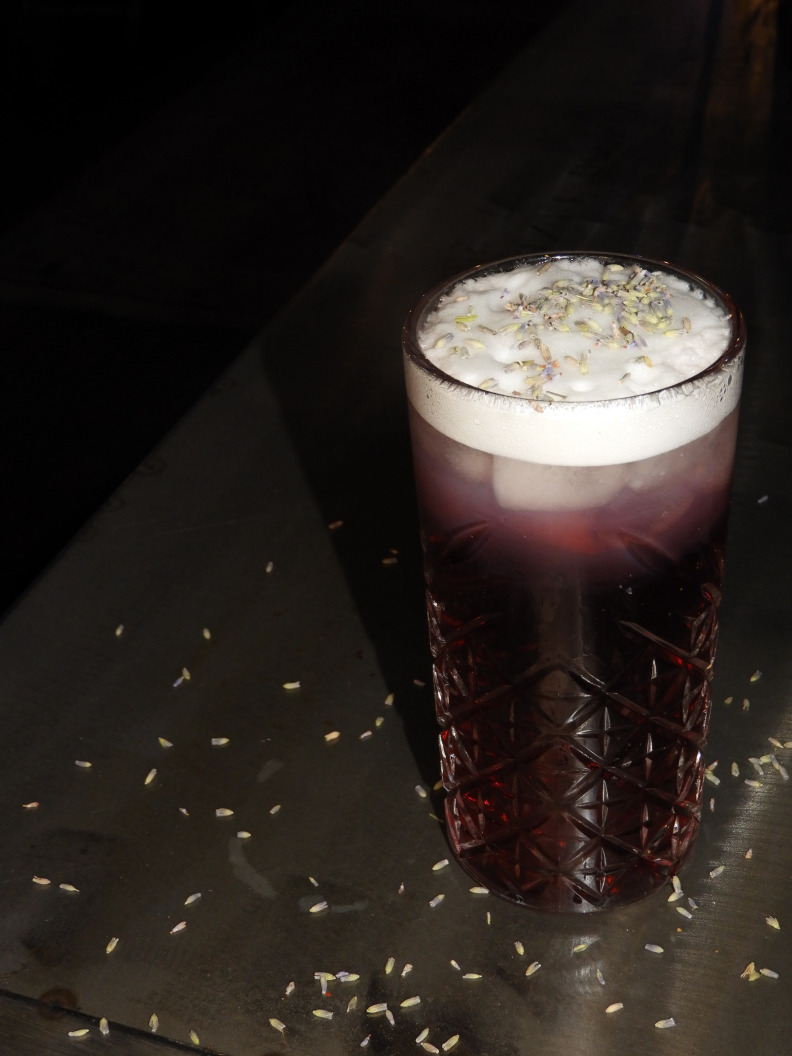Der Iron Flower Cocktail kombiniert den hochwertigen Absolut Vodka mit einem selbstgemachten schwarzen Johannisbeer- und Lavendelsirup, der dem Drink eine florale Note verleiht. Abgerundet wird der Cocktail mit frischem Cranberrysaft und Zitronensaft, was ihm eine fruchtige Frische verleiht. Dieser kreative Cocktail überzeugt durch seine einzigartigen Aromen und handgefertigten Zutaten und ist perfekt für alle, die aussergewöhnliche Cocktails in Winterthur geniessen möchten. Der Iron Flower Cocktail ist ein Muss für Liebhaber von innovativen Cocktails und handgemachten Cocktails.