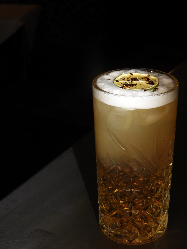 Der Diplomatico Rum Cocktail vereint den hochwertigen Diplomatico Rum mit einem selbstgemachten Honig-Vanillesirup, frischem Limettensaft und Ingwersaft, um ein intensives und einzigartiges Geschmackserlebnis zu schaffen. Verfeinert mit edlem Blattgold Golden Elegance, wird dieser Cocktail nicht nur geschmacklich, sondern auch optisch zu einer wahren Kreation. Die perfekte Mischung aus hochwertigem Rum und handgefertigten Zutaten macht diesen Drink zu einem exklusiven Erlebnis. Exklusive Cocktails in Winterthur erreichen mit diesem Cocktail eine neue Dimension – ideal für anspruchsvolle Geniesser, die das Besondere suchen.