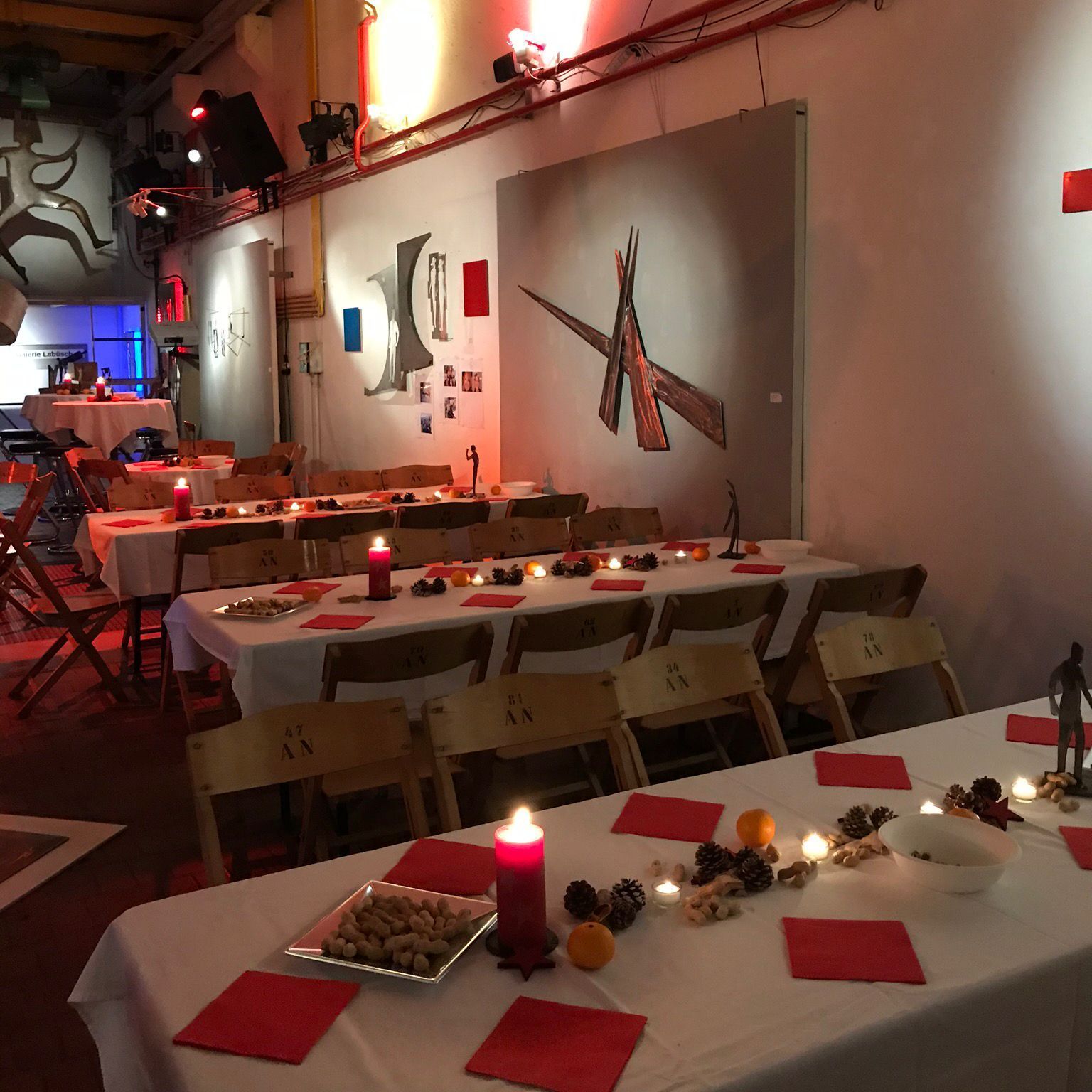 Individuell angefertigte Dekoration für jeden Anlass in der Labuesch Bar Winterthur! Ob Hochzeiten Winterthur, Geburtstagsfeiern Winterthur, Firmenfeiern Winterthur oder private Events Winterthur – wir bieten maßgeschneiderte Dekorationslösungen, die Ihr Event noch spezieller machen. Mit unserer kreativen Eventlocation Winterthur und einzigartigem Design wird Ihre Feier zu einem unvergesslichen Erlebnis. Lassen Sie sich von uns bei der Eventplanung Winterthur unterstützen und geniessen Sie eine individuelle, liebevolle Gestaltung Ihrer Veranstaltung.