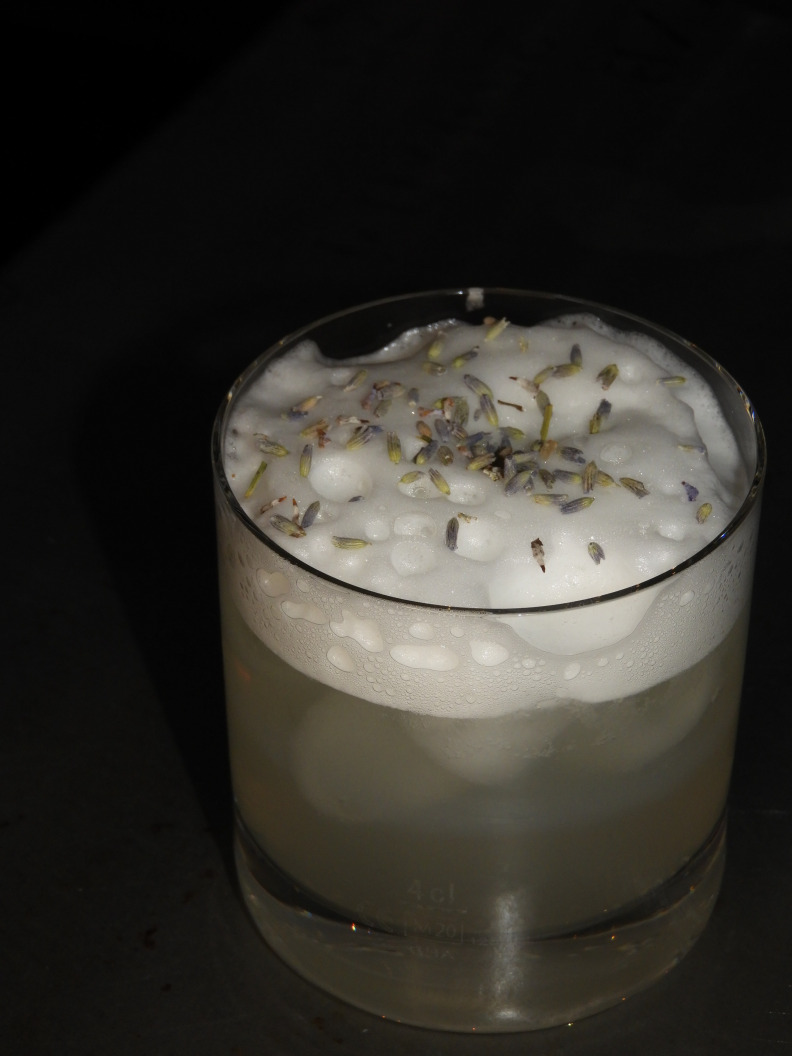Der Rost and Rose Mocktail vereint die blumigen Aromen von Hibiskus-Lavendelsirup, den frischen Geschmack von Zitronensaft und die spritzige Erfrischung von Ginger Ale zu einem einzigartigen, alkoholfreien Erlebnis. Dieser Mocktail ist eine perfekte Wahl für alle, die eine florale und erfrischende Kombination suchen. Der Rost and Rose Mocktail bietet eine angenehme Balance aus süssen und spritzigen Noten, die durch den Ginger Ale und die blumigen Sirupnoten noch verstärkt werden. In der Labuesch Bar Winterthur geniessen Sie diesen köstlichen Mocktail in einer kreativen Atmosphäre.