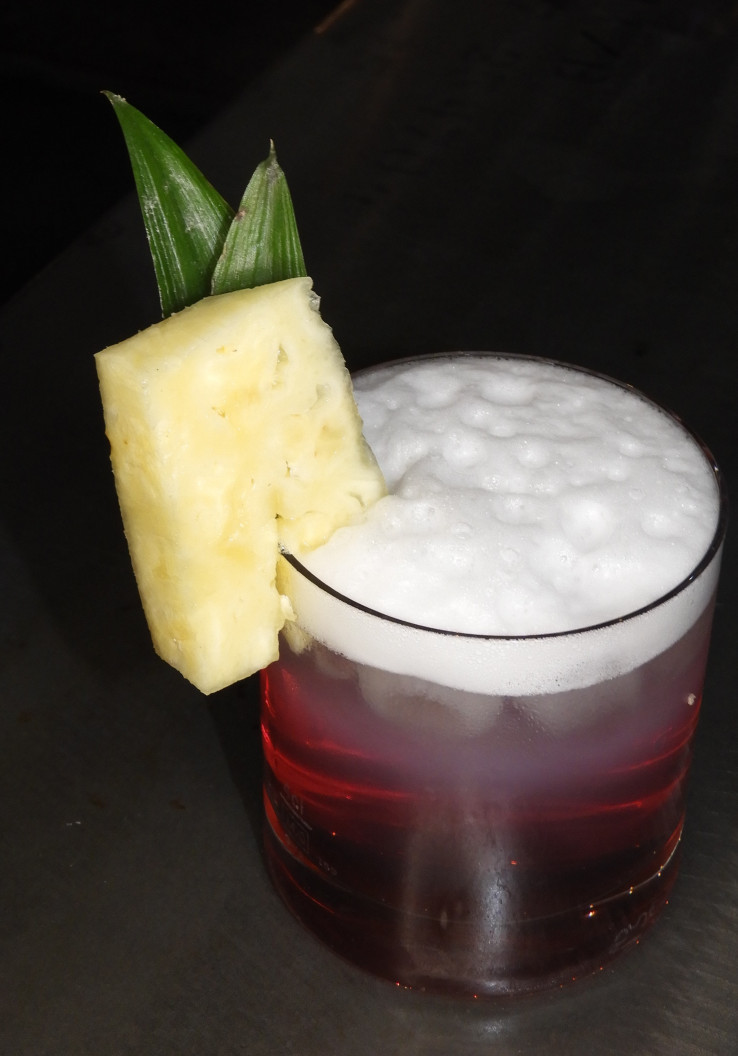 Der Fresh and Fruity Mocktail ist ein erfrischendes Geschmackserlebnis, das die perfekte Balance aus Grenadine Sirup, Orangensaft, Ananassaft und spritzigem Soda bietet. Diese fruchtige Kombination sorgt für ein angenehm süsses und erfrischendes Getränk, das sich ideal als Mocktail für heisse Tage oder besondere Anlässe eignet. Ganz ohne Alkohol, aber voller Geschmack – der Fresh and Fruity Mocktail ist der perfekte Drink für alle, die frische und fruchtige Getränke lieben. In der Labüsch Bar Winterthur geniessen Sie diesen köstlichen Mocktail, der garantiert für gute Laune sorgt. Suchbegriffe: Fresh and Fruity Mocktail, Mocktail Winterthur, fruchtige Mocktails, Grenadine Sirup, Orangensaft Mocktail, Ananassaft Mocktail, alkoholfreie Cocktails Winterthur, erfrischende Mocktails, soda Cocktails Winterthur.